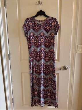 Acting Pro Burgundy Floral Chevron Maxi Dress. Large